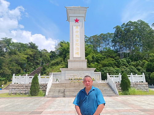 2025年9月20日广西壮族自治区玉林市玉州区龟山公园内玉林市烈士纪念广场纪念碑_副本.jpg