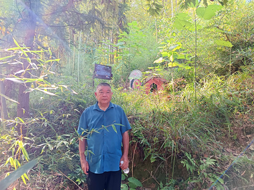 2025年10月5日到湖南省邵东市灵官殿镇衡宝战役中乡战场的 佳木村 于占才营长烈士墓地_副本.jpg