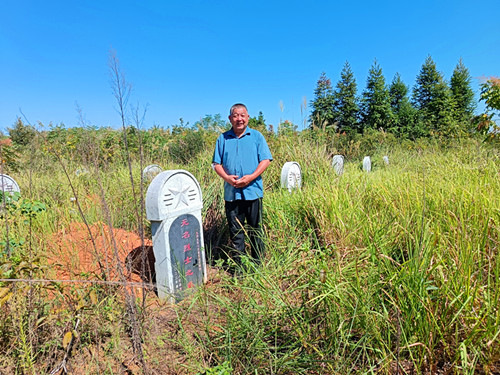 2025年10月7日到湖南省邵东市灵官殿镇衡宝战役公田村长丰岭烈士墓陵园24人_副本.jpg