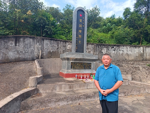 2025年9月20日广西壮族自治区玉林市容县容州镇杨叶村佛子冲百足山的夏国璋烈士纪念碑前_副本.jpg