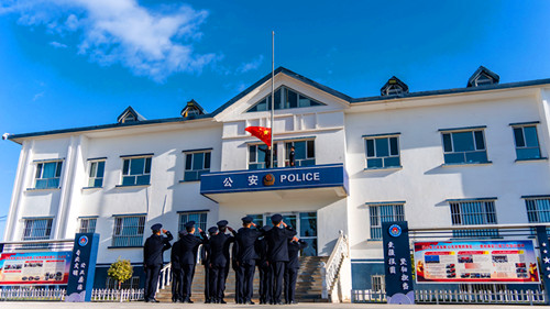 1763363040159164.jpg 图为派出所民警进行升旗仪式01_副本.jpg