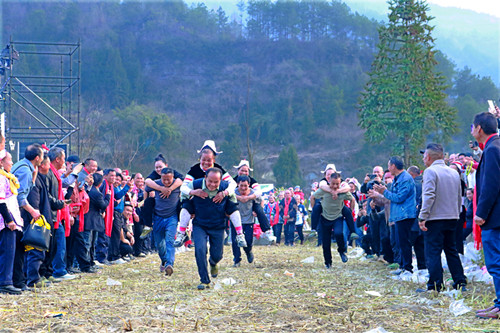 1771766426361538.jpg 背媳妇比赛.jpg