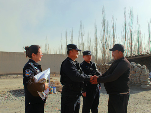 图为户籍民警与家人握手.jpg