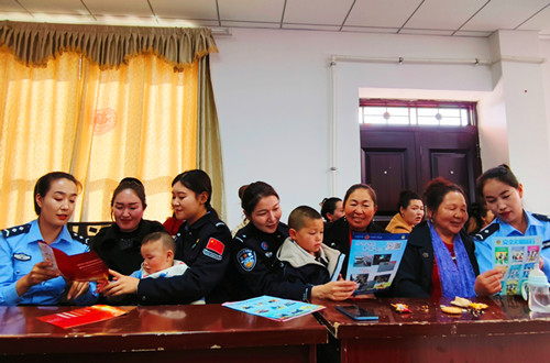 1773057579211542.jpg 图为民警讲解妇女权益保护法.jpg