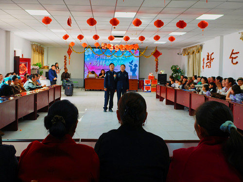 1773057623138359.jpg 图为民警在活动中表演节目.jpg